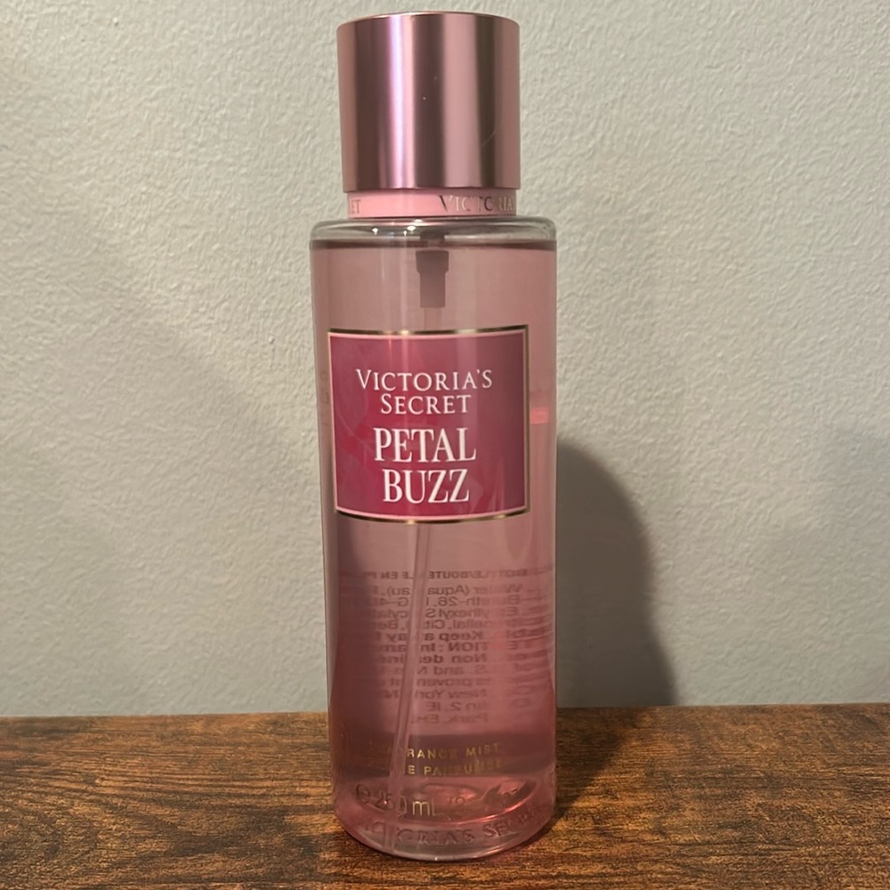 VICTORIA’S SECRET Petal buzz body mist